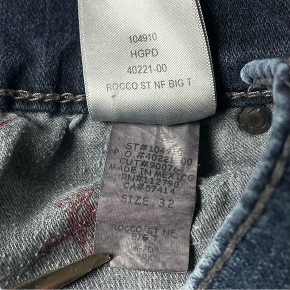 True Religion Relaxed Skinny Rocco Jeans Men’s 32 Blue Dark Wash Grunge Distress - Picture 16 of 16